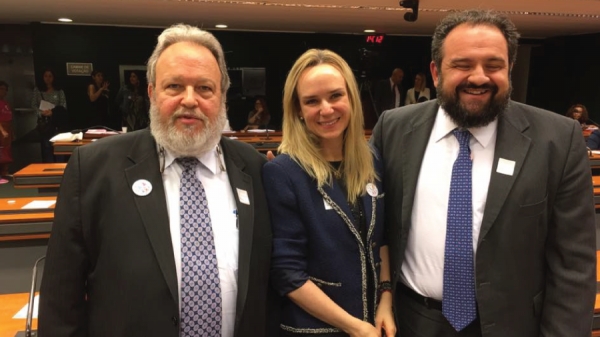 Eduardo Weltman, presidente da Sociedade Brasileira de Radioterapia; Luciana Holtz, presidente do Instituto Oncoguia; e Gustavo Fernandes, presidente da Sociedade Brasileira de Oncologia Cl&iacute;nica