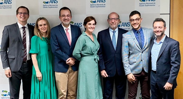 Dr. Andr&eacute; Sasse (Membro da SBOC), Dra. Luciana Holtz (Oncoguia), Dr. Gilberto Amorim (Membro da SBOC), Dra. Clarissa Mathias (Presidente da SBOC), Dr. Sergio Simon (Ex-Presidente da SBOC), Dr. Renan Clara (Diretor Executivo da SBOC), Dr. Tiago Farina Matos  (Gerente Jur&iacute;dico SBOC)
