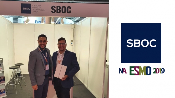 Dr. Renan Clara, gerente educacional da SBOC, e Dr. Rodrigo, oncologista cl&iacute;nico ganhador da promo&ccedil;&atilde;o SBOC na ESMO