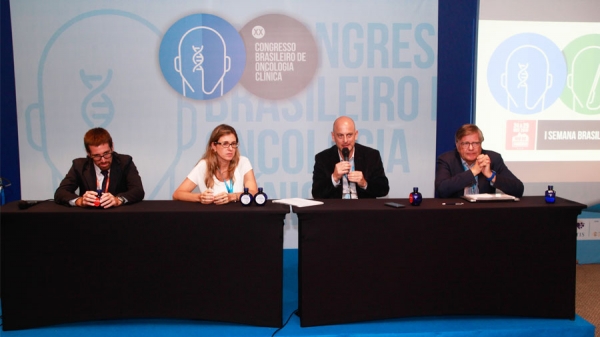 Mesa do Simp&oacute;sio de Oncogeriatria: Enrique Soto Perez de Celis (M&eacute;xico), Theodora Karnakis (SP), Rafael Kaliks (SP) e Matti Aapro (Su&iacute;&ccedil;a)
