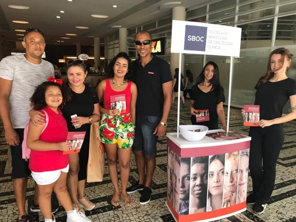 No Dia da Mulher, SBOC compartilha preven&ccedil;&atilde;o em a&ccedil;&atilde;o na Avenida Paulista