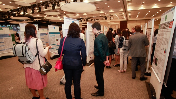 Sess&atilde;o de p&ocirc;steres da I Semana Brasileira da Oncologia, na noite de 27 de outubro