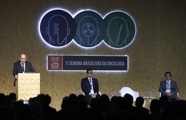 Os presidentes das tr&ecirc;s Sociedades organizadoras do evento compuseram a Mesa de Abertura. Dr. Sergio Simon, no p&uacute;lpito, Dr. Arthur Accioly Rosa e Dr. Claudio de Almeida Quadros
