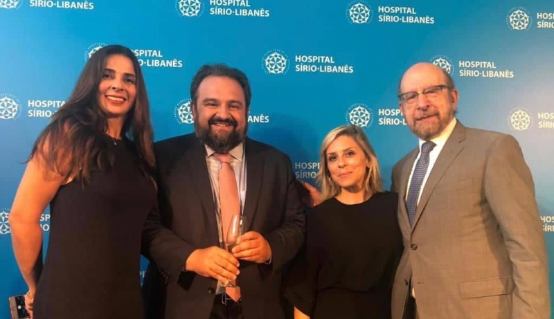 Da direita para a esquerda, Dr. Sergio Simon, Dra. Cinthya Sternberg e Dra. Anelisa Coutinho Ara&uacute;jo. Ao centro, Dr. Gustavo Fernandes, Diretor-Geral do S&iacute;rio Liban&ecirc;s.