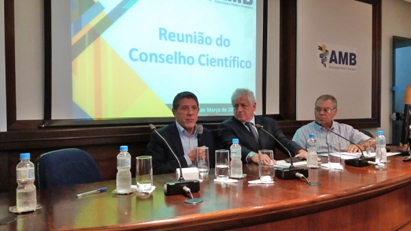 O secret&aacute;rio de Sa&uacute;de de S&atilde;o Paulo David Uip, o diretor cient&iacute;fico da AMB Antonio Carlos Palandri Chagas e o secret&aacute;rio-geral da AMB Antonio Jorge Salom&atilde;o