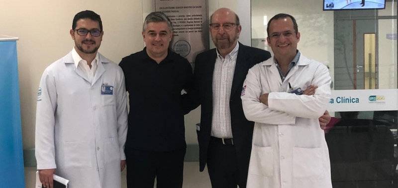 Dr. Franke e Dr. Simon, ao centro, s&atilde;o recebidos pelos Doutores Jo&atilde;o Neif e Eduardo Zucca 