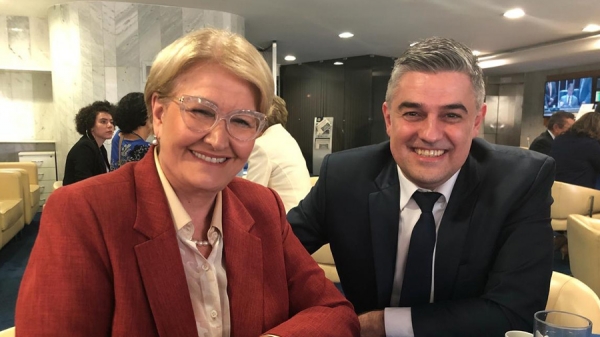 Senadora Ana Am&eacute;lia, uma das autoras do projeto de lei, e Dr. F&aacute;bio Franke, vice-presidente da SBOC para Pesquisa Cl&iacute;nica